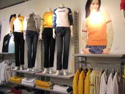 服饰展示陈列的表现方法 让零售店货架“开口说话”